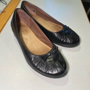 Clark’s - Size 7.5M - Women's black leather slip on - bow